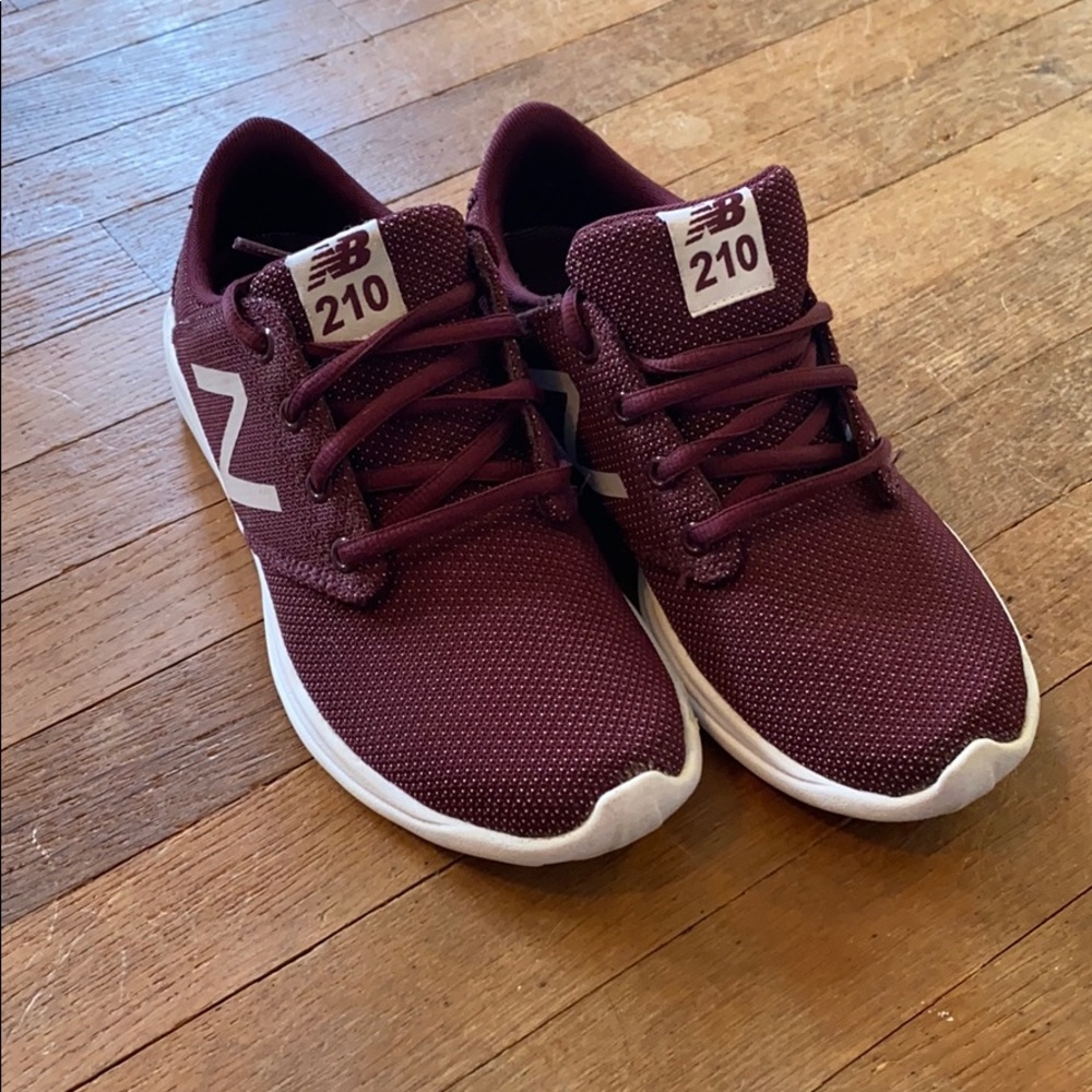 Newbalance Maroon Tennis shoe